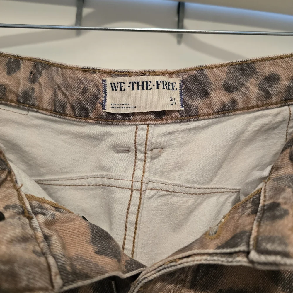 We The Free Leopard Print Barrel Jeans - Brown and Black SIZE 31 SIZE 10 - Picture 3 of 6